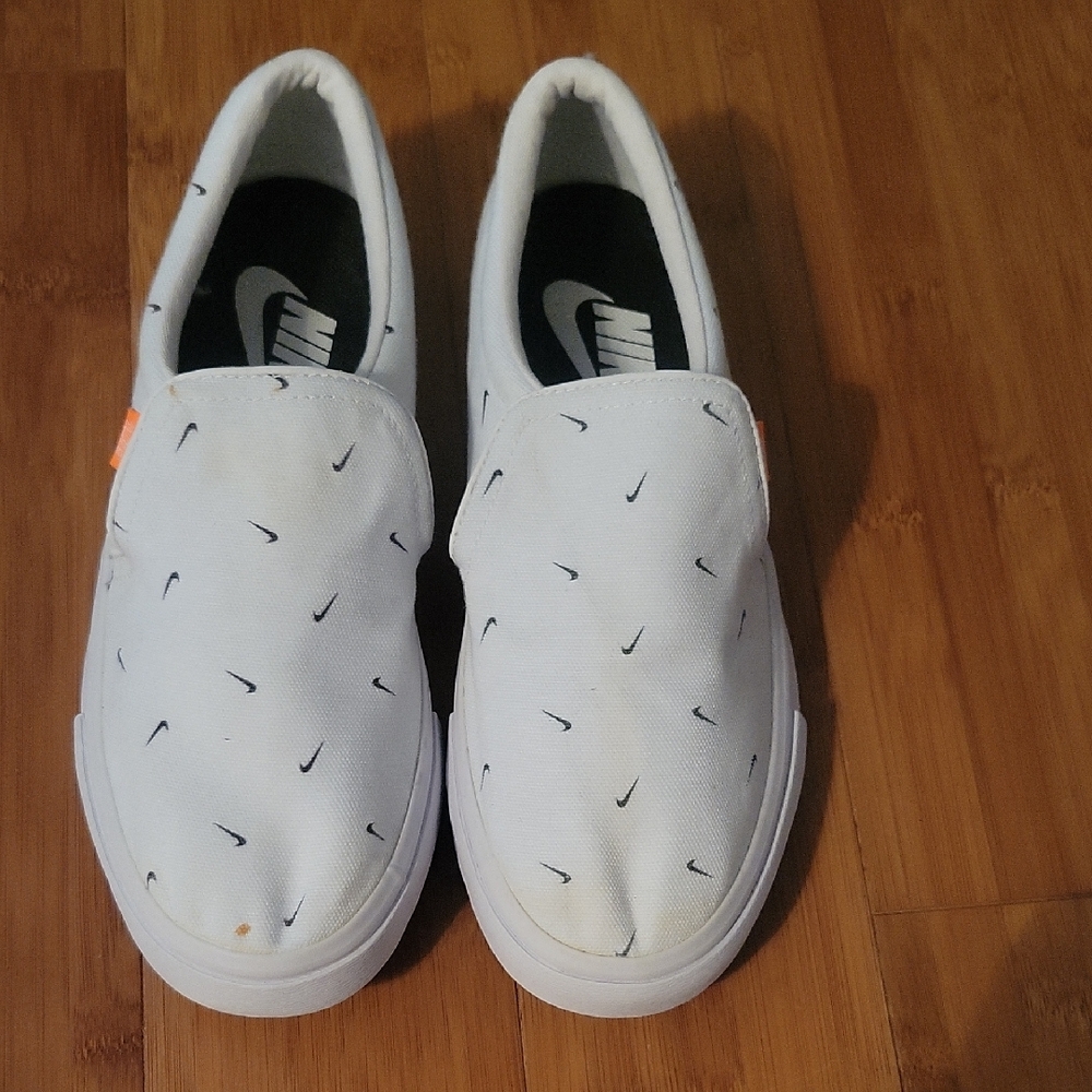 Nike White and Black Patterned Slip-On Shoes